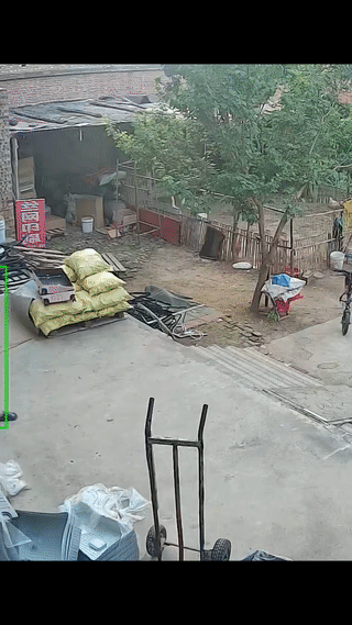 这位大哥究竟是看见什么了？
把他吓得连穿在脚上的拖鞋都甩掉了？
最后他连滚带爬的