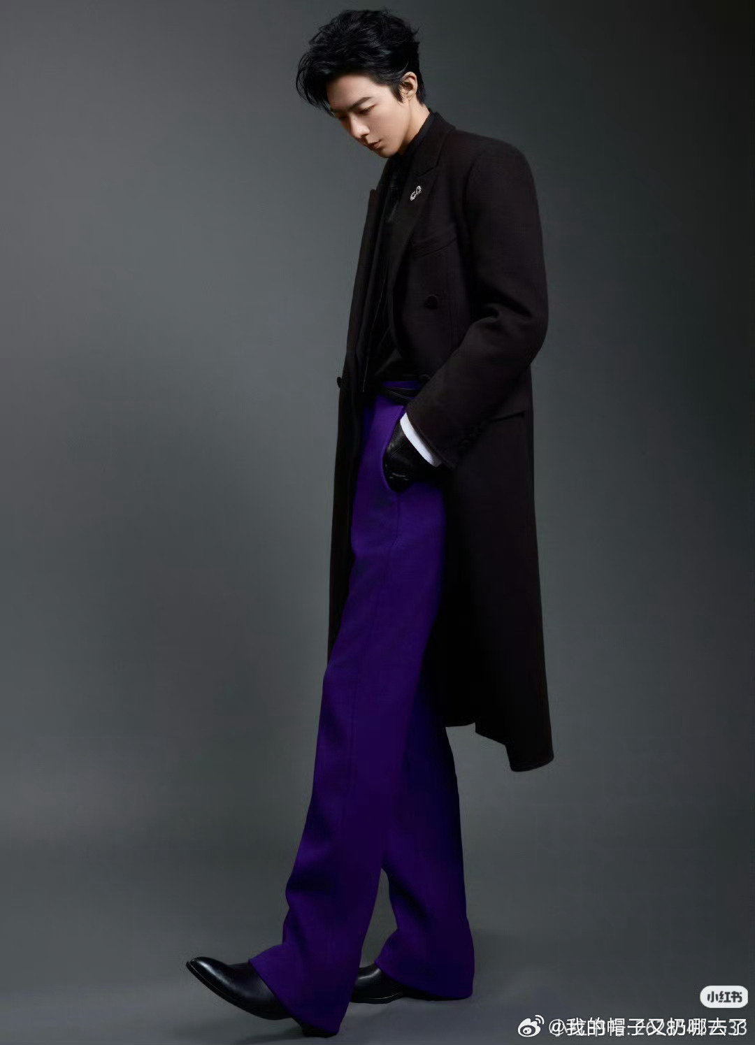 刘宇宁的腿有种不顾主持人死活的长刘宇宁身形比例真的太优越，腿长优势格外突出，站在