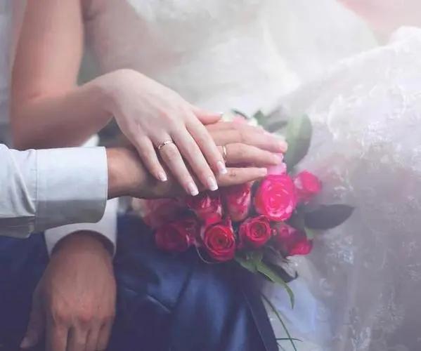 为什么婚姻会走到头呢？是感情没了，还是压根就没懂对方？李蕾和赵明那档子离婚的事儿