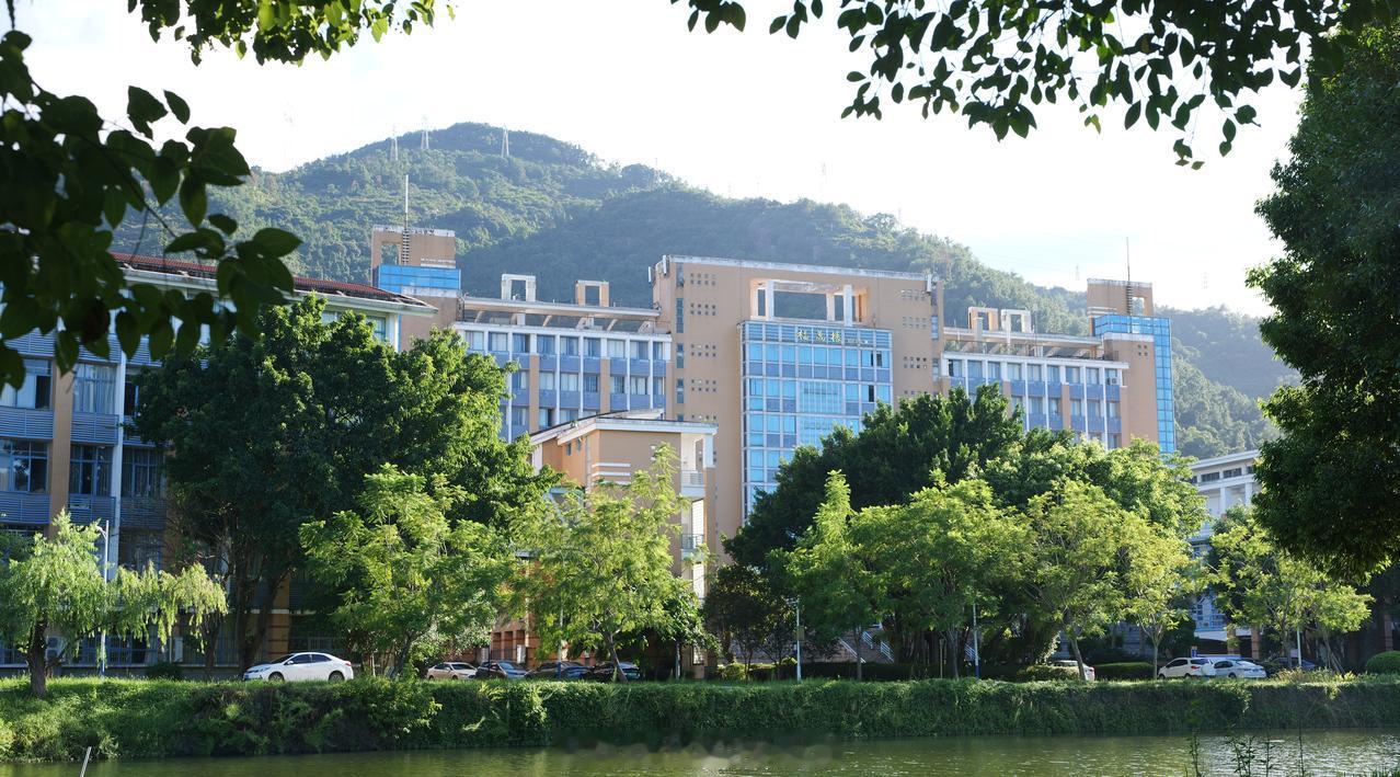 弦歌不辍数十载，风华正茂向未来
秋风送爽，丹桂飘香
闽院大地，生机盎然
六十七载