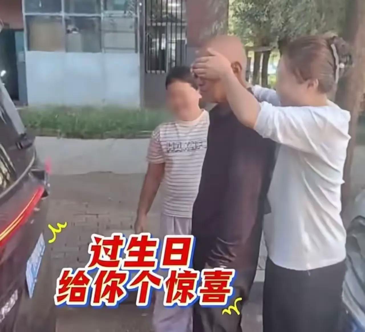孙女好心办坏事！内蒙古爷爷过生日，孙女知道爷爷平时爱捡纸板，直接拉来满满一车硬纸