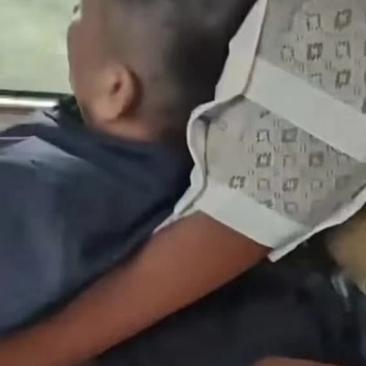 高铁上双方爆发冲突！男子想把座椅往后靠，被后排女乘客用脚蹬住！

近日，广东一高