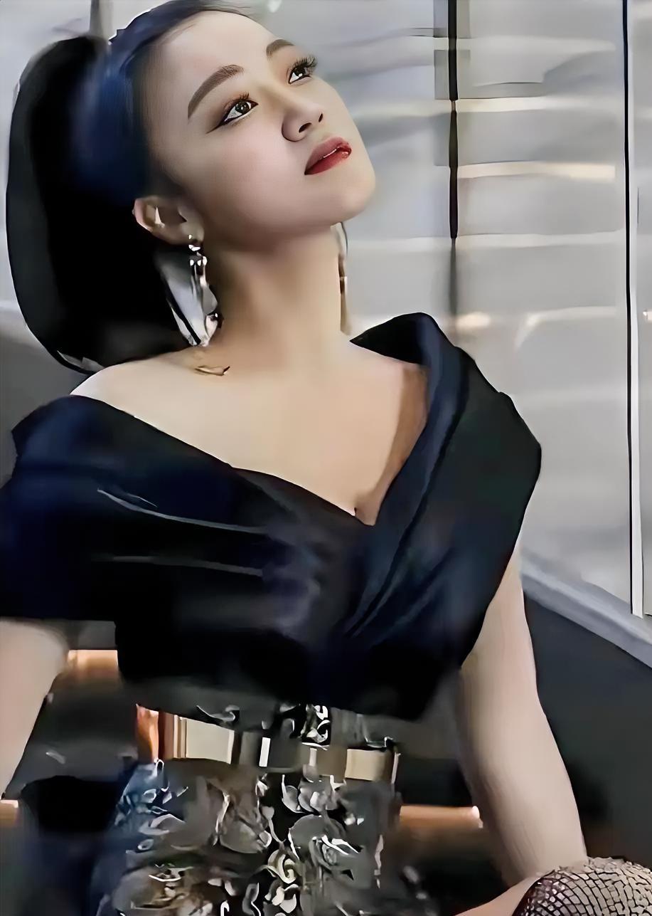 玖月奇迹离婚后，王小海销声匿迹，王小玮却一路弹进了格莱美。

当年两个人并肩站在
