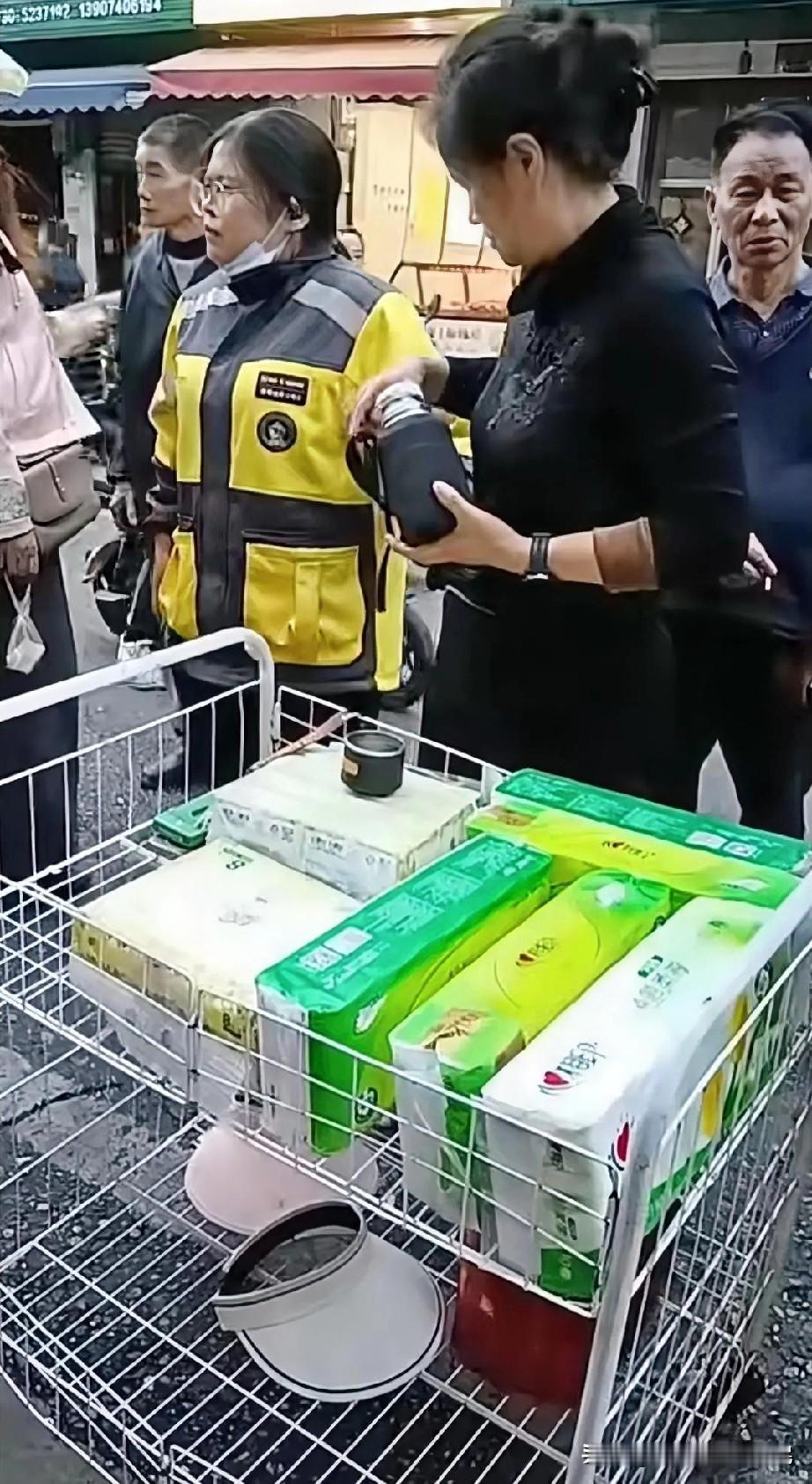 扫码免费领了一卷纸，微信马上给封了，一大姐在街上看见推销，扫微信进群，可免费领日