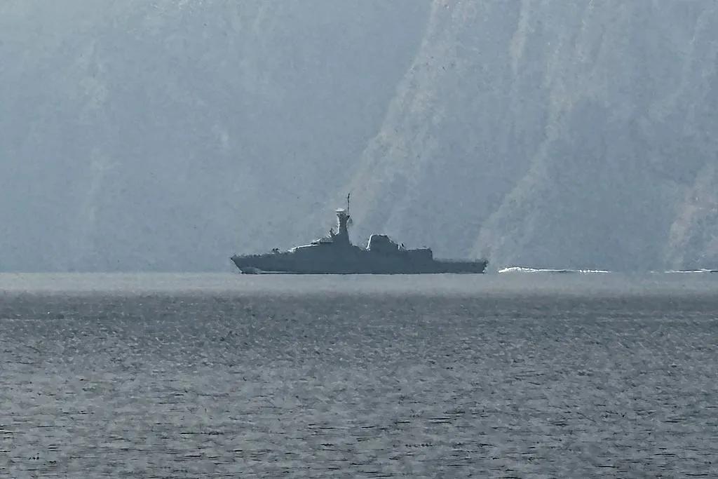 特朗普说有5万美军参与行动，可他又否认派地面部队，难道把这5万人放在基地里挨炸吗