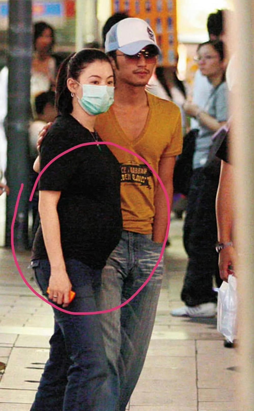 张柏芝真的很真实，怀孕的时候大大方方出门，随意一件T恤牛仔裤也是街上最美的孕妇！