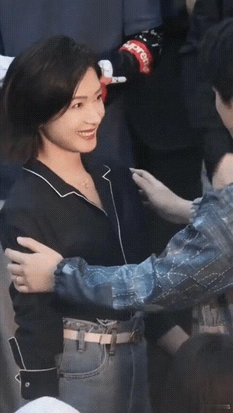 明星之间亲个嘴，就跟普通人喝口凉水一样，稀松平常，波澜不惊。    这是电视剧《