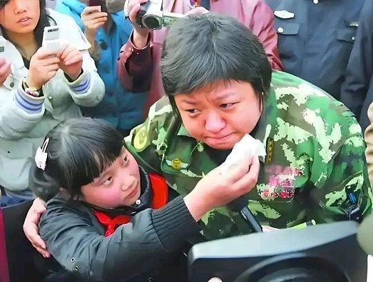 废墟上的温柔

救灾现场，尘土还没散尽，韩红穿着迷彩服，蹲在孩子面前。她手里攥着