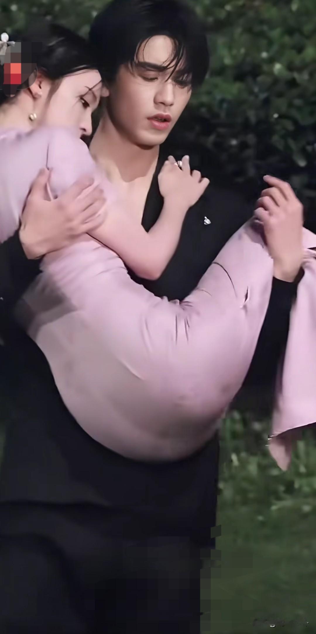 张凌赫公主抱王楚然，尽显美好身材，氛围暖昧[我想静静][我想静静][我想静静] 