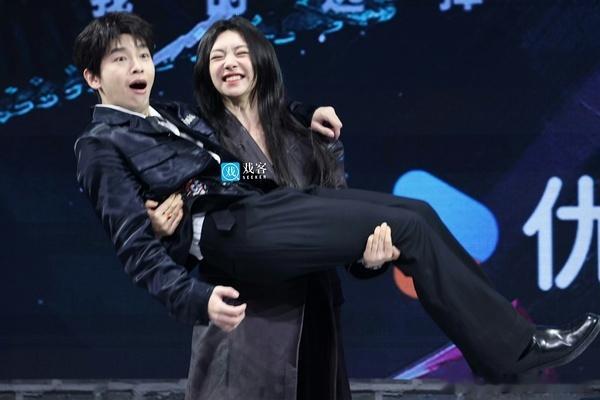 王影璐是什么怪力美少女啊，轻轻松松抱文淇就算了怎么彭昱畅也这么水灵灵的被抱起来了