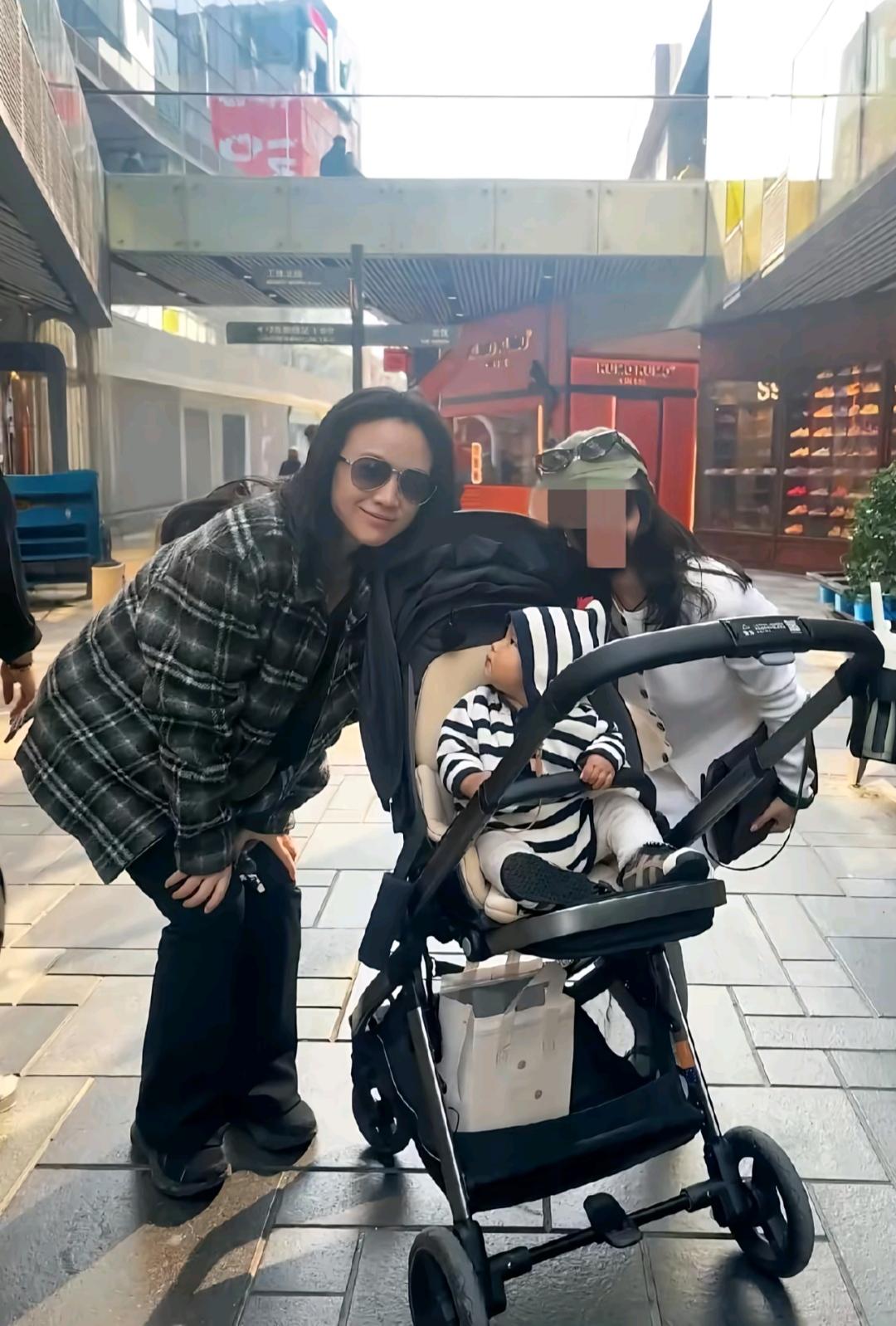 汤唯疑似怀二胎上了热搜，
有意思的是，
这个热搜没有任何的证据，
但就是怀上了。