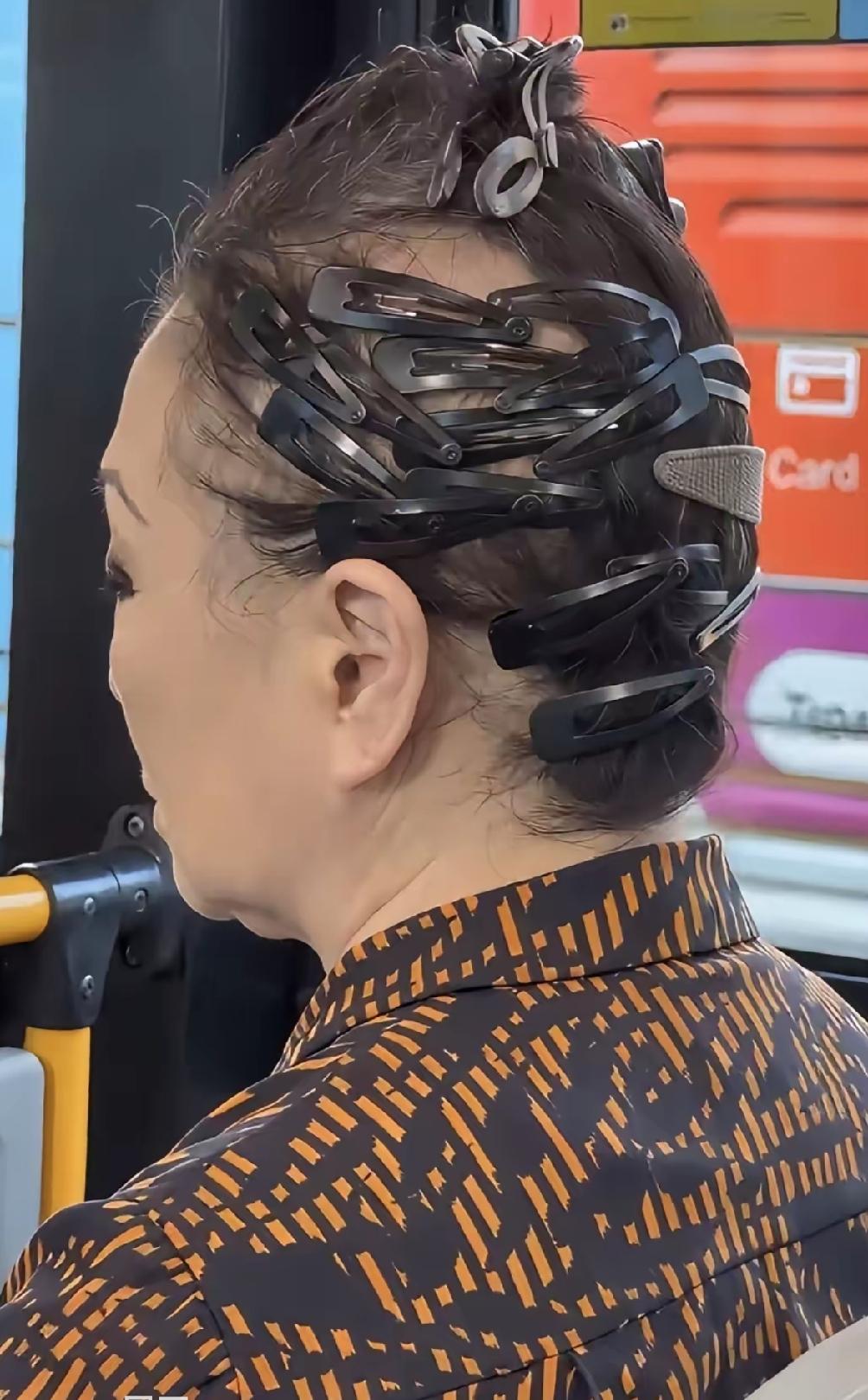 有没有跟我一样的感觉，看大妈头上别了二斤卡子看的我麻麻的，浑身都起鸡皮疙瘩了，真