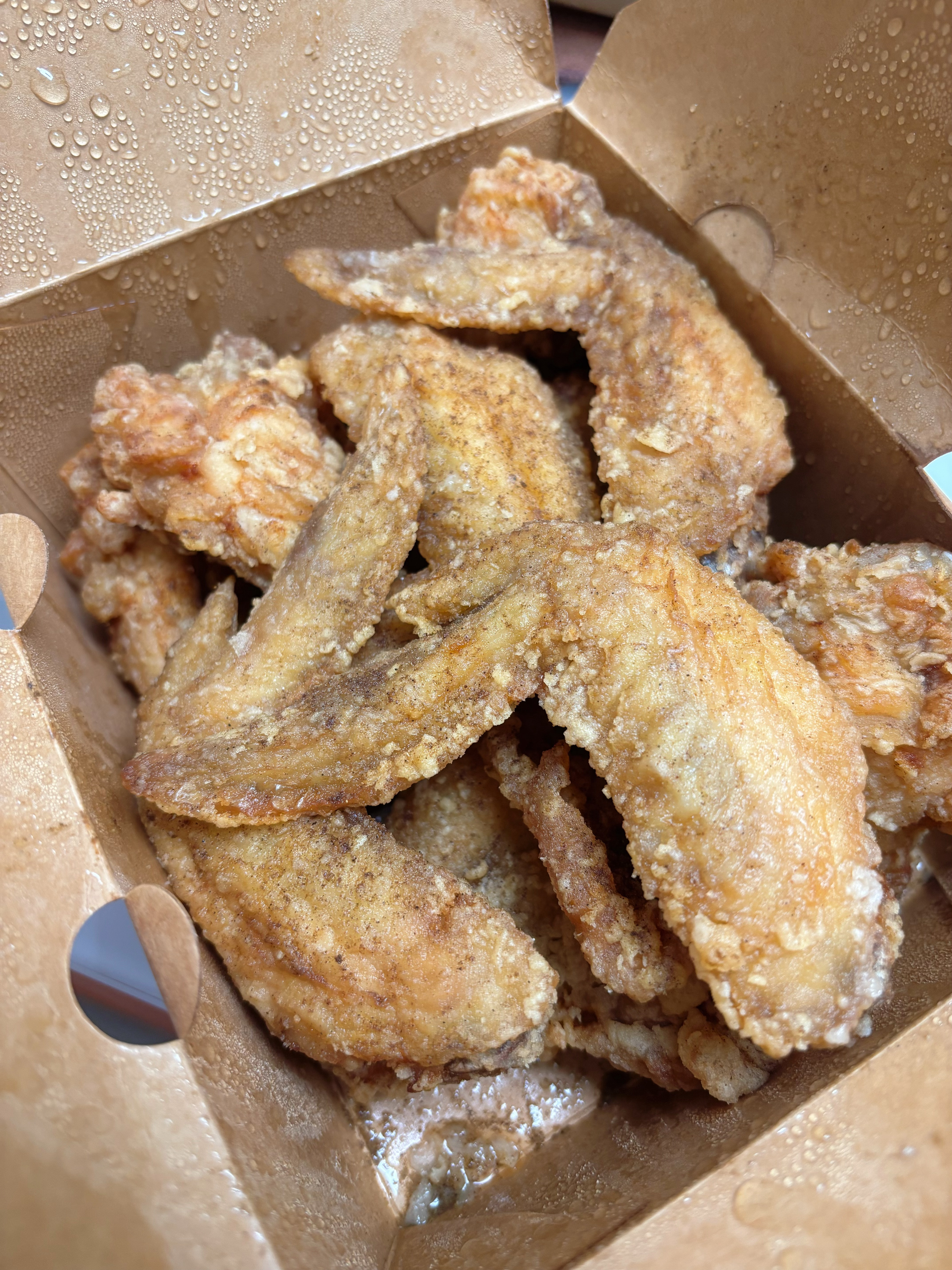 第一次吃弄堂炸鸡，感觉比韩式的好吃一点啥情况！但是我很喜欢韩式的甜辣酱😤 