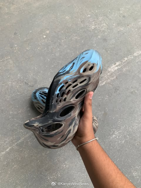 YZY FOAM RNNR CINDER 🗻 