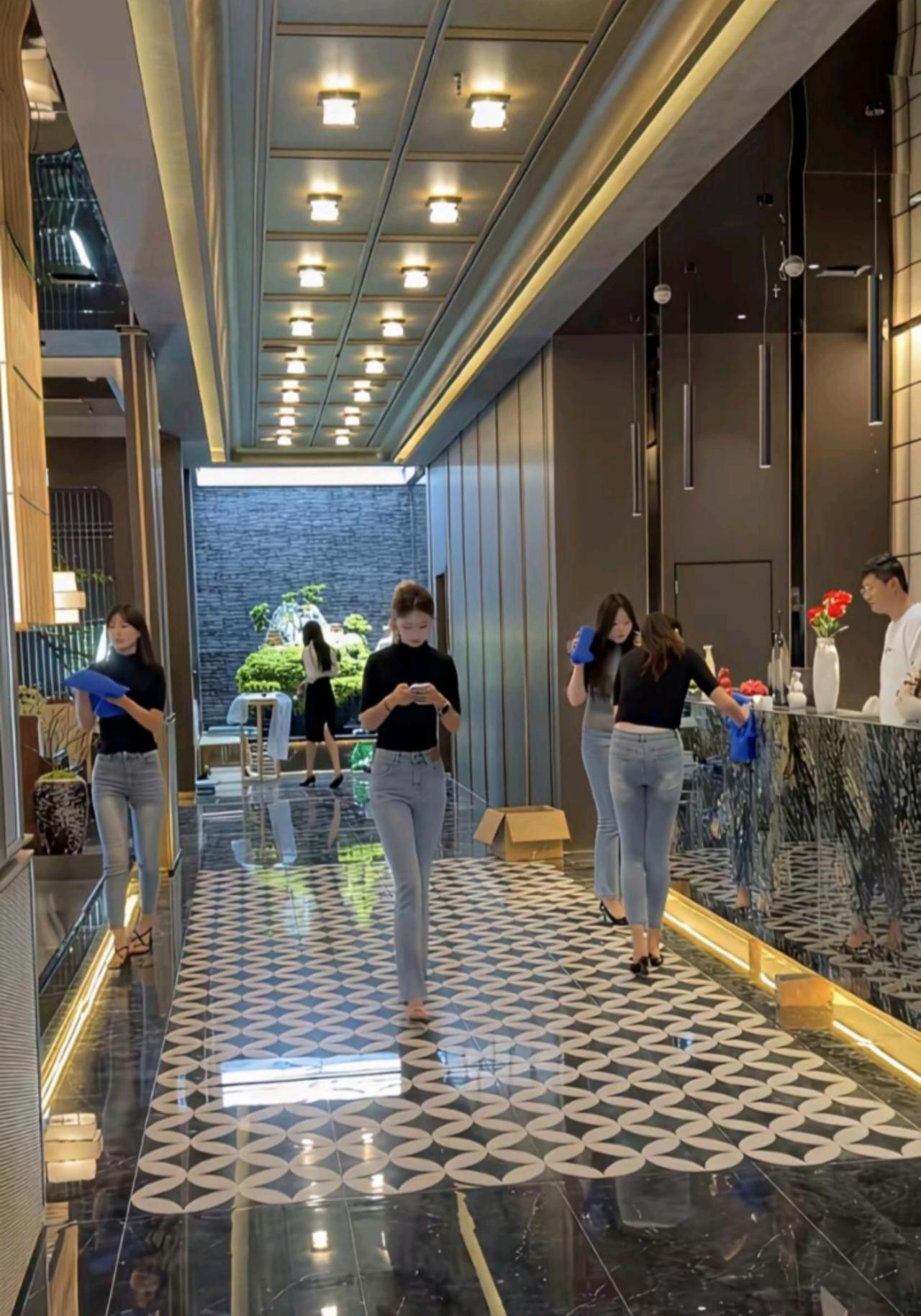 门店统一穿牛仔裤上班，是行业普遍的穿搭要求吗？