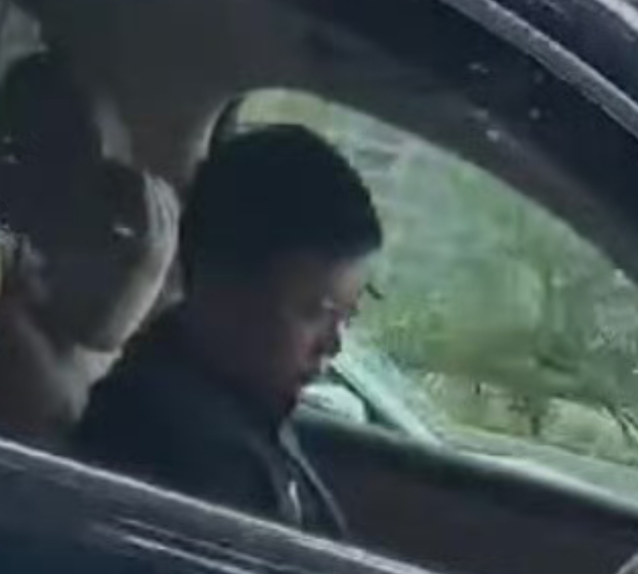 余承东 开车睡觉你别说，还挺像的，到底是不是余总呀？[吃瓜] ​​​