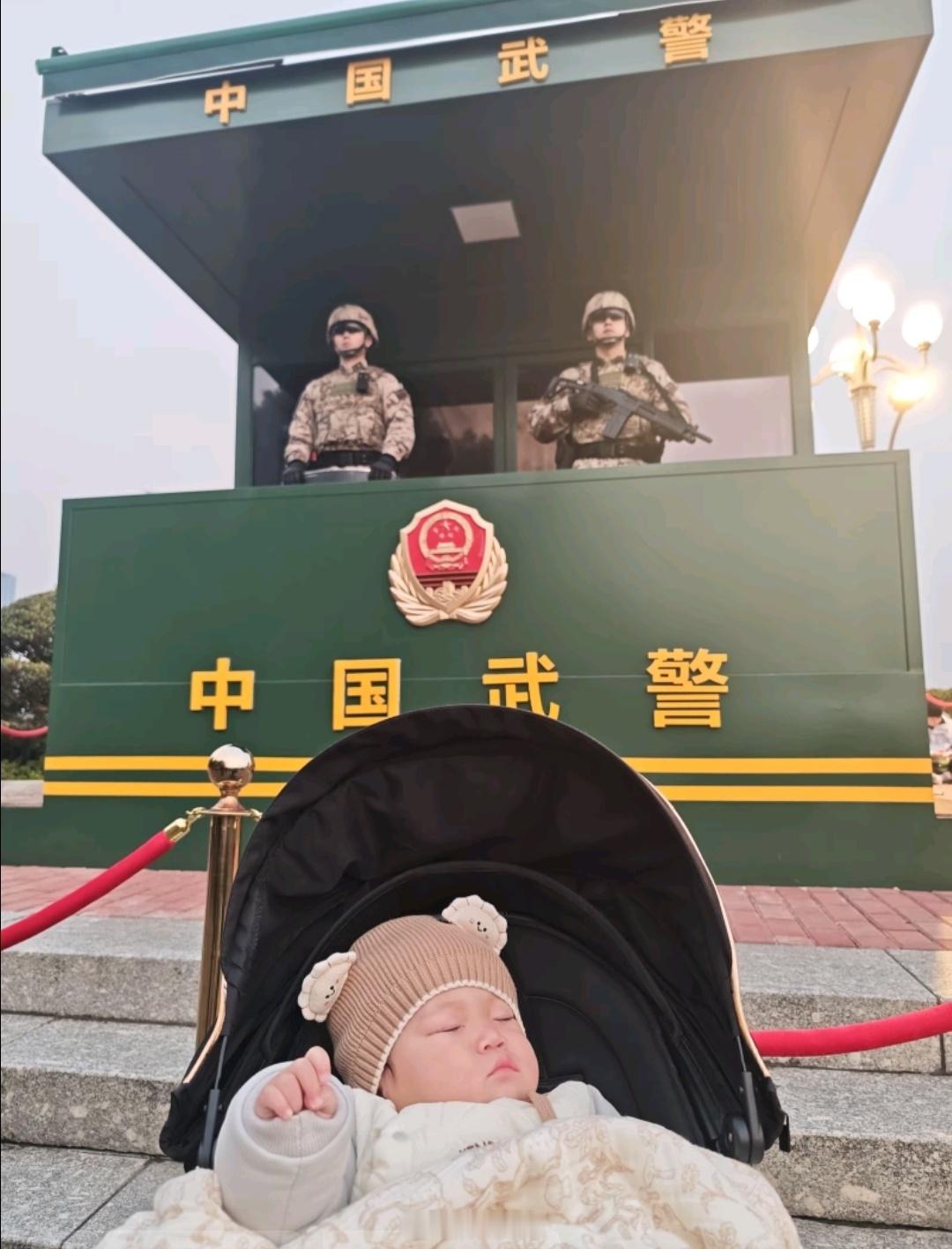 橘子洲头，小宝贝睡得真香。 ​​​