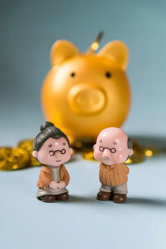 不能全给出去，起码得留出供老两口养老看病的钱。不能只考虑小辈，而不顾及长辈。给儿