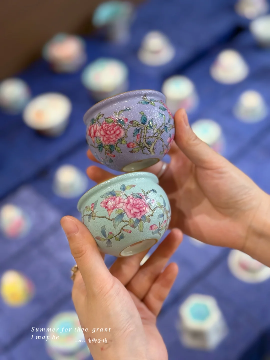 甄选高岭原矿瓷泥，沿用宫廷轧道扒花古法工艺，杯身满工针刻卷草扒花纹理...