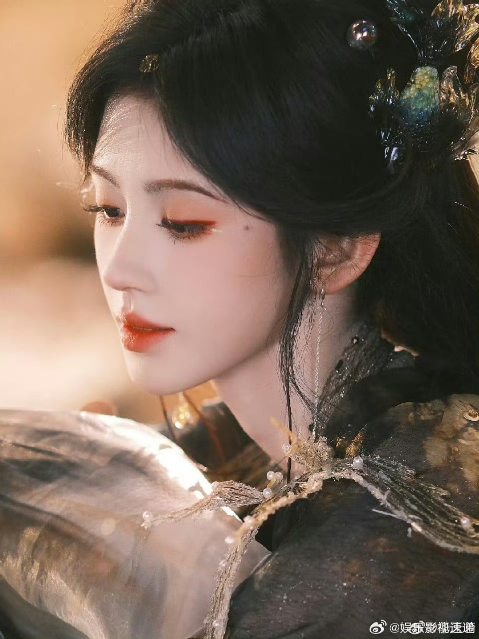 舞台妆还得看鞠婧祎 华天崎化的锦鲤妆很出彩，红金搭配吸睛，线条晕染刚好，又媚又灵