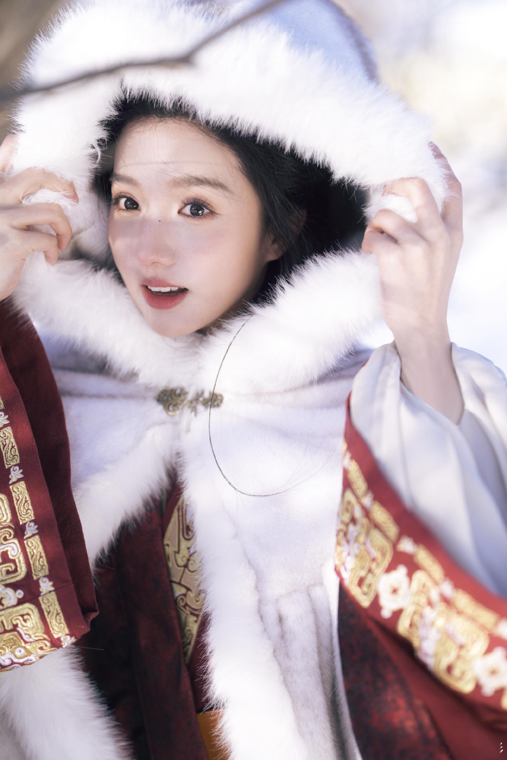 苏晓彤 雪地兔子以为在拍什么剧呢？好漂亮，这套很适合拍古装剧啊，非常期待她的后续