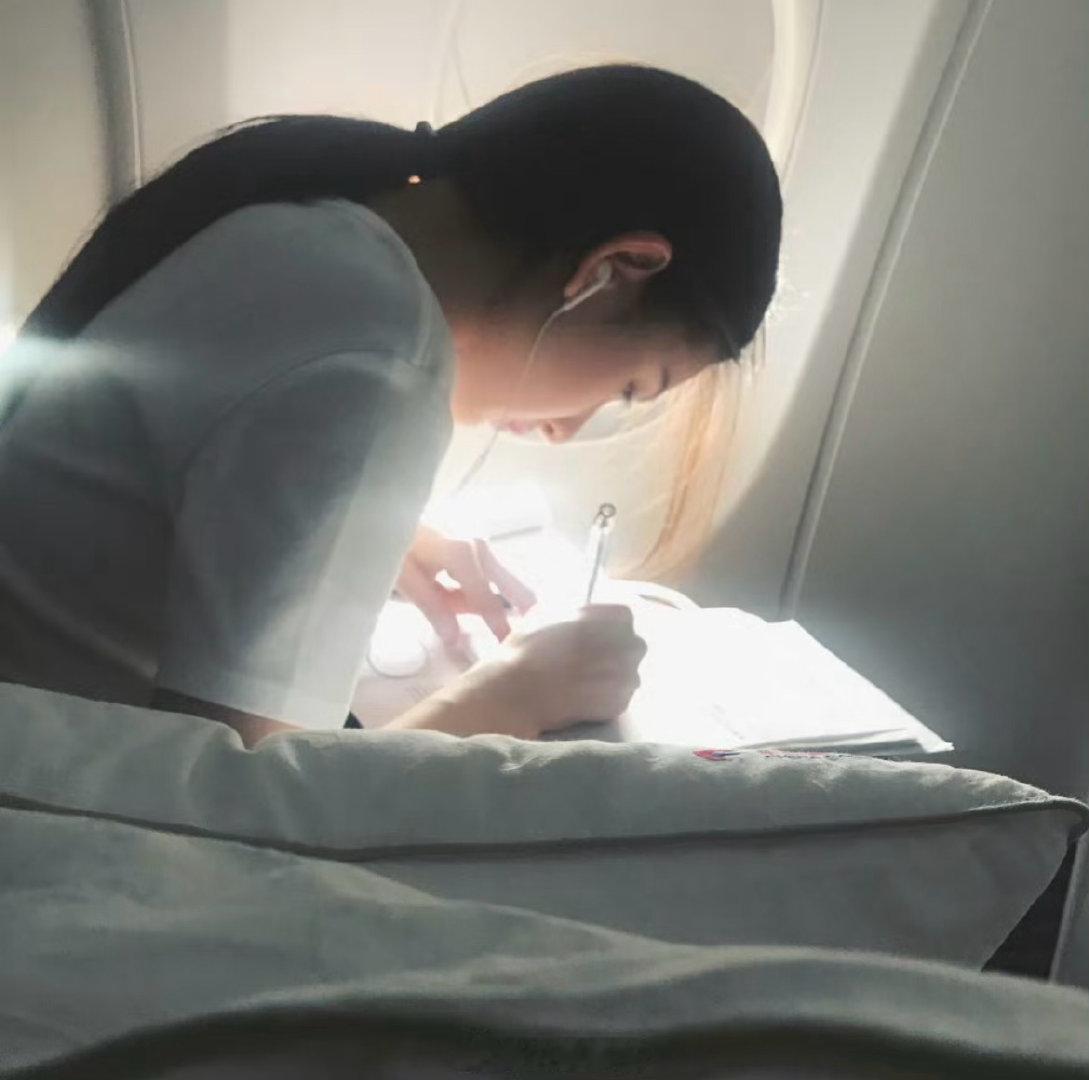 宋祖儿  sze宋祖儿 高考在即 愿所有学子金榜题名你的所有付出终将有所回报！ 