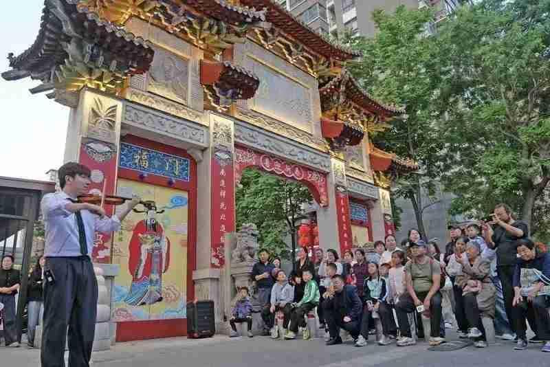 【复兴坊歌舞醉游人】“五一”假期，西安玉祥门外复兴坊热闹非凡，精彩表演轮番上演。