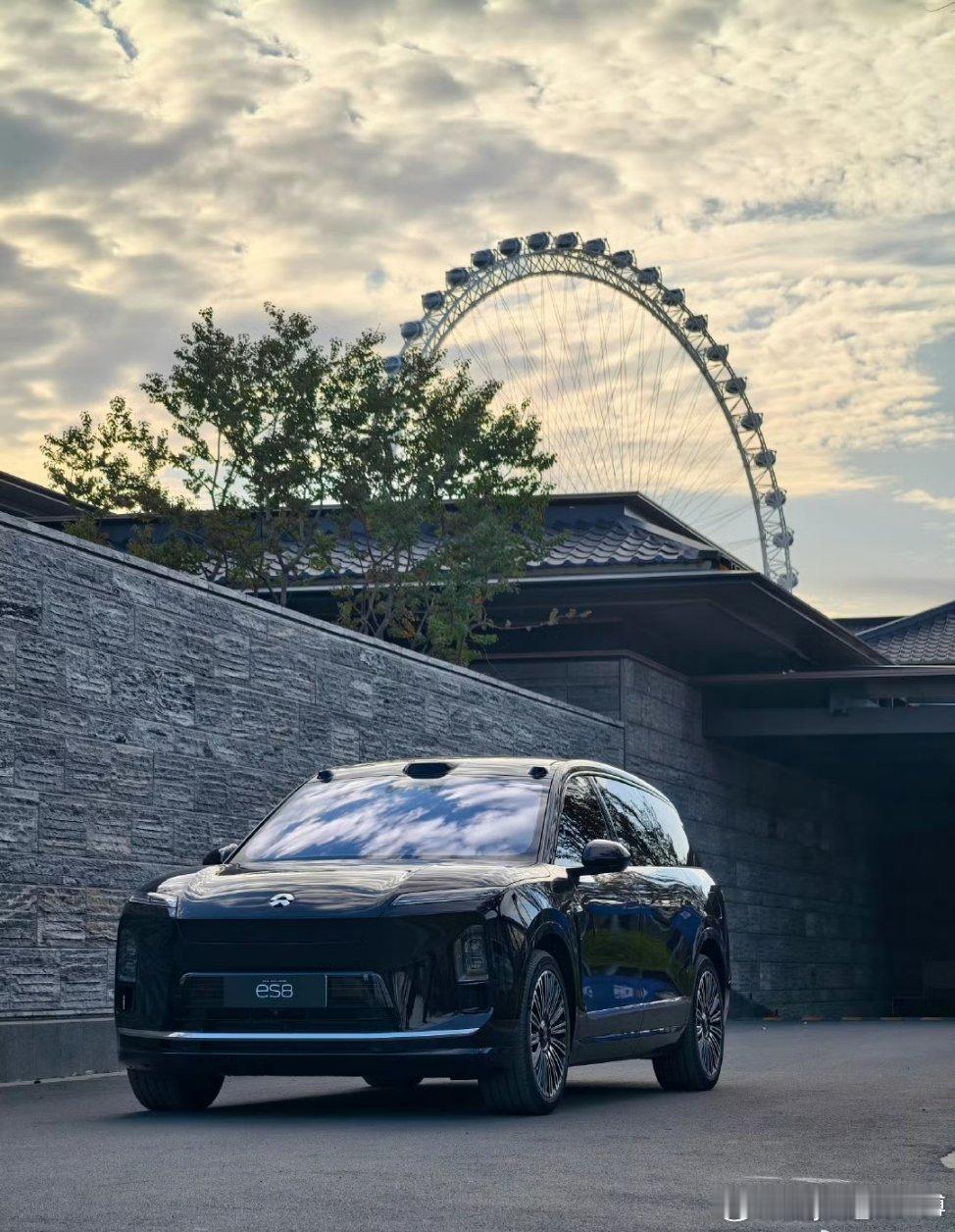 今天简单试驾了蔚来第三代 ES8，这款车型外观偏向舒适型大车，实则延续了蔚来一贯