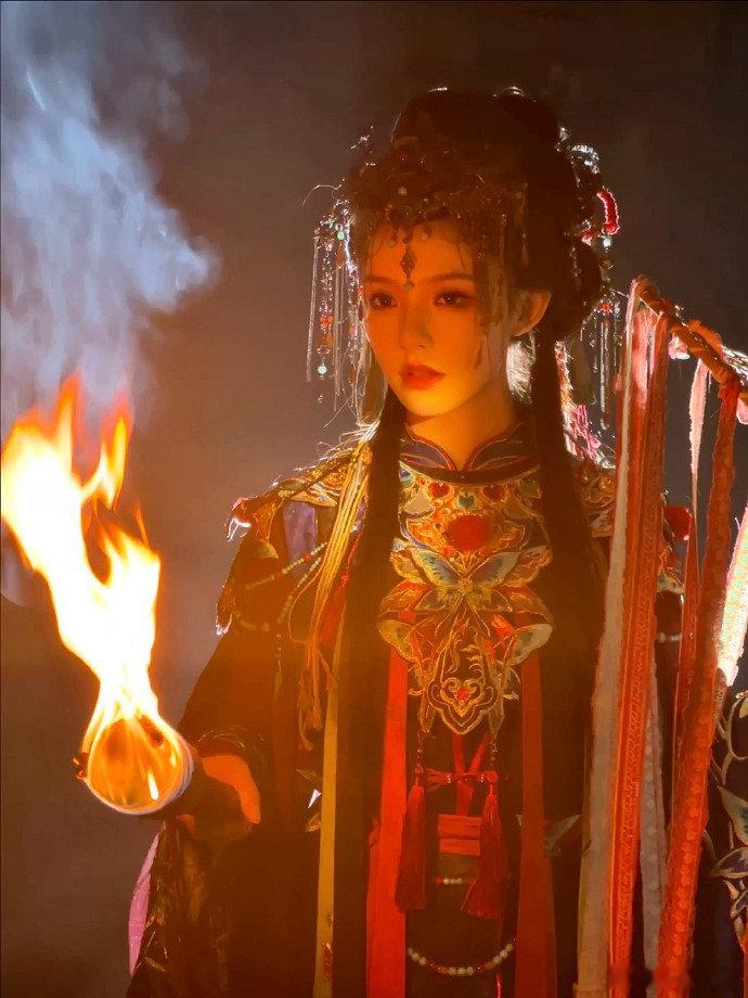 林允傩戏的中式美学 林允眼尾红造型，傩戏的中式美学被林允展现得淋漓尽致，见傩者，