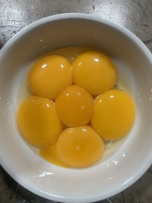 孩子在看着妈妈做饭。她问了一个厨房里没人问过的问题。孩子：阿姨，为什么妈妈把那个