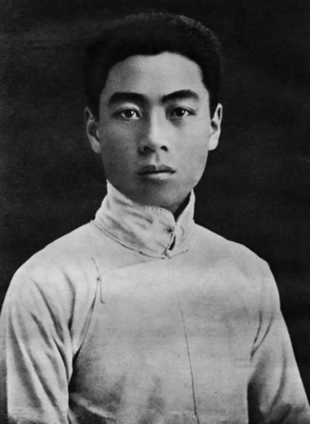 谁能想到温文尔雅的周总理，年轻时竟是深藏不露的习武之人
 
提起周总理，大伙脑海