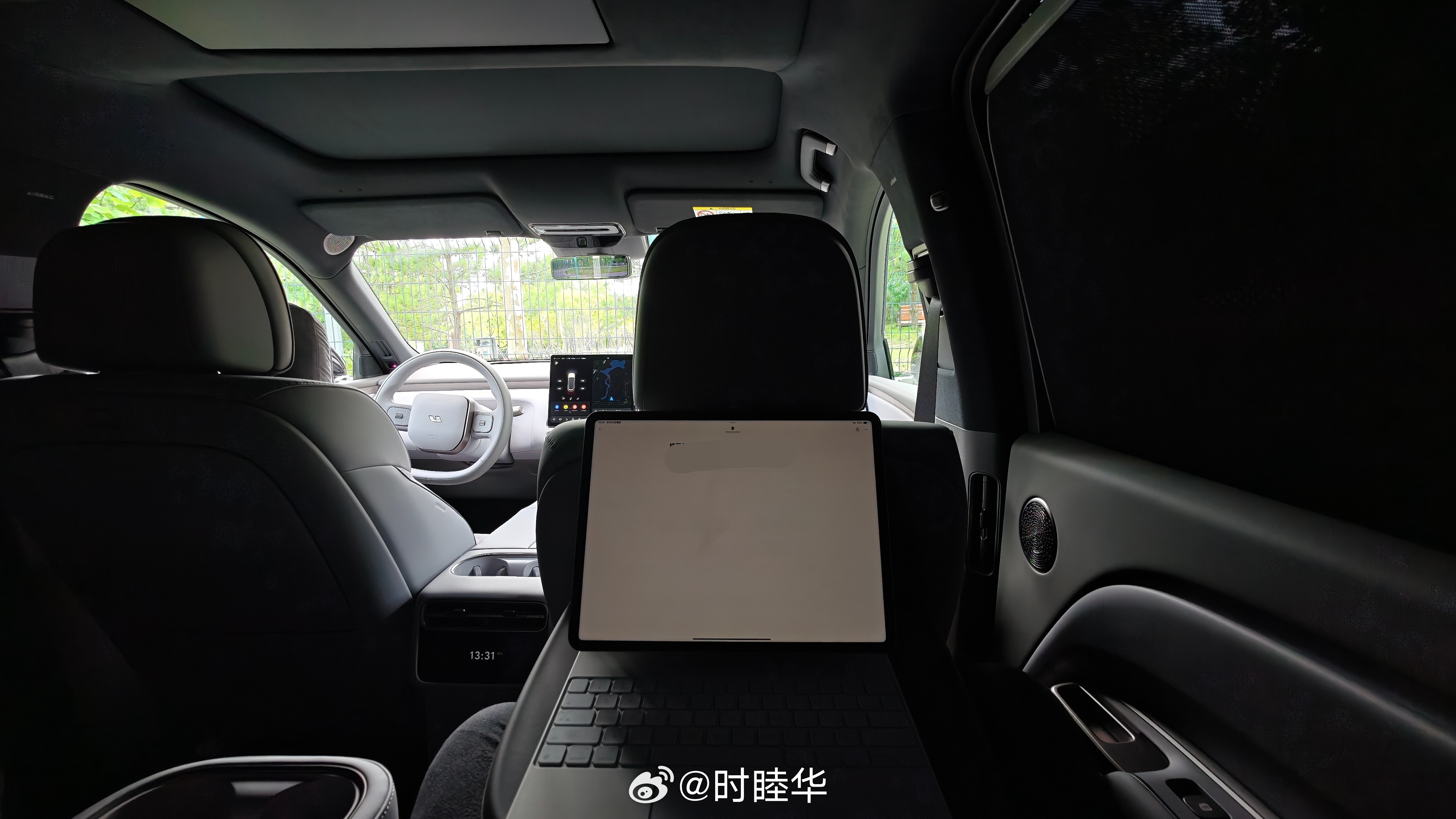 在理想L8上写文案。在不借助额外桌板的情况下，这个车在二排也可以有一个很舒服的办