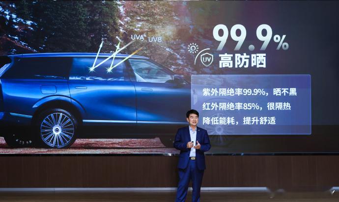 小鹏真的太会了！全球首个AI调光隐私玻璃来了，和福耀联合打造，0.16秒极速变光