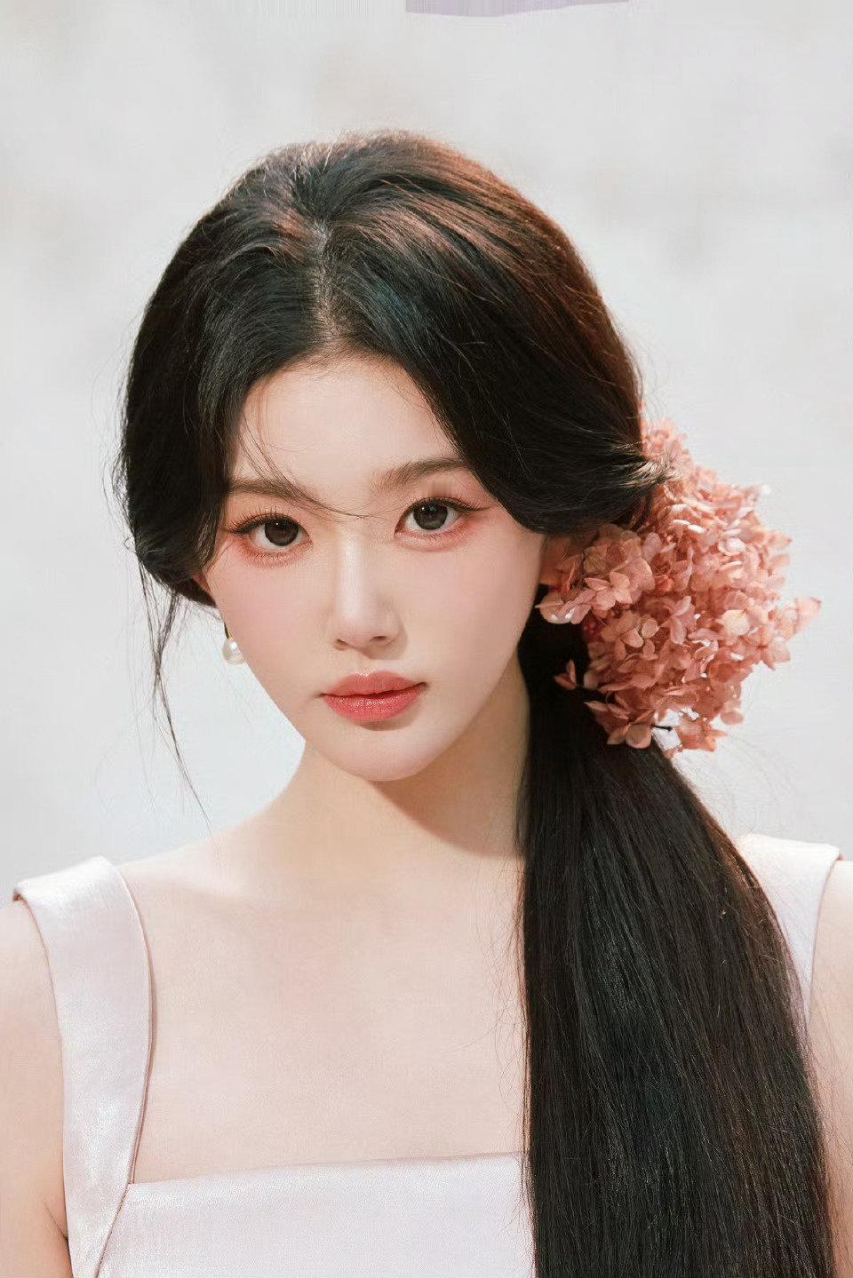 孔雪儿终于会用脸了新中式造型美出新高度！浅粉吊带中式裙搭淡妆，东方气韵拉满，清丽
