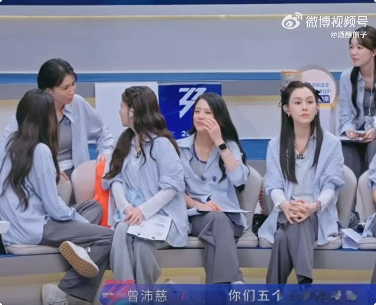曾沛慈第一时间注意到孙怡团情绪不高主动奔赴给予肯定和安慰，温柔姐姐感直接氛围感拉