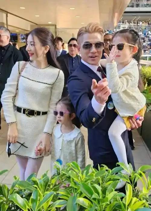 郭富城打破“岳父命”！59岁终迎儿子！ 
都说四大天王逃不过“生女魔咒”，可59