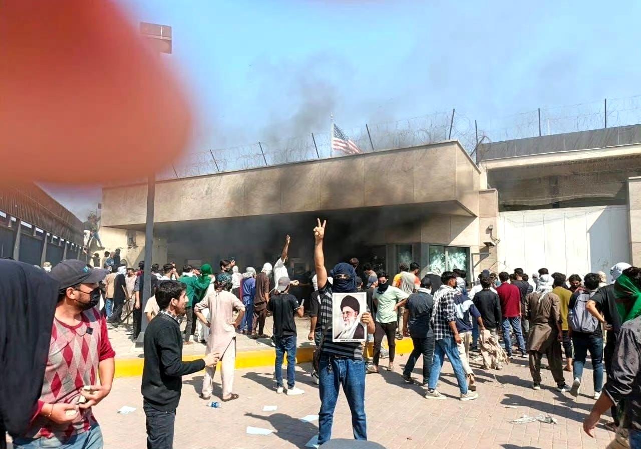 穆斯林国家爆发反美抗议：巴基斯坦民众袭击美国驻卡拉奇领事馆，以报复哈梅内伊被杀。