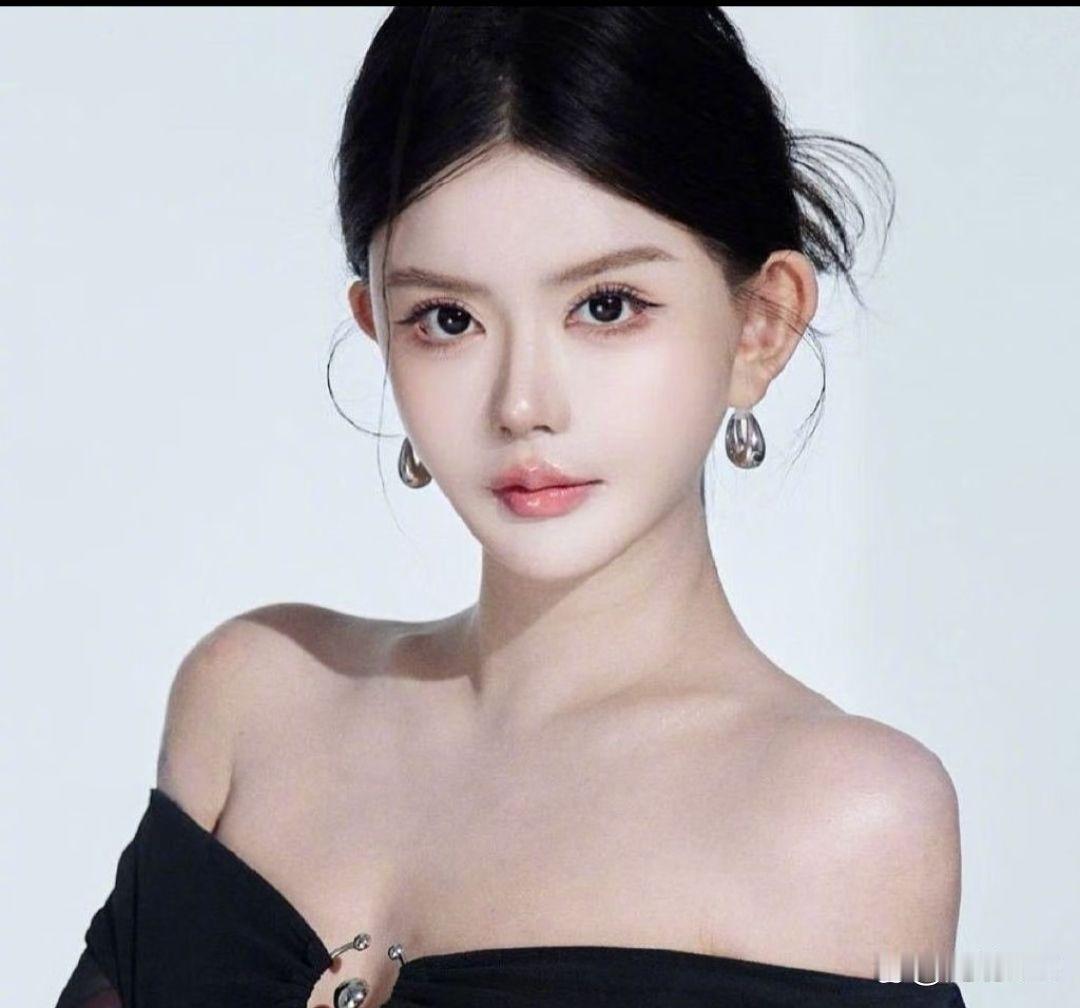 第一眼真的没认出来这是韩安冉，跟现在差别也太大了吧 ​​​