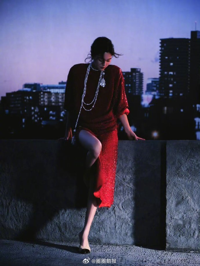 辛芷蕾微博之夜第二套 太惊艳了！辛芷蕾微博之夜第二套，红色亮片满缀开衩裙性感大气