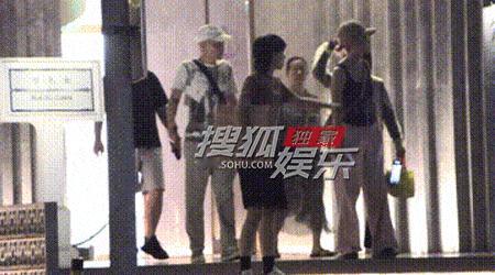 李斯丹妮和朋友聚餐吃火锅，饭后和朋友挥手道别路透图 ​​​