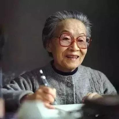杨绛先生说：“当你有一肚子的心里话，想要找个人倾诉的时候，你突然就会发现：有的人