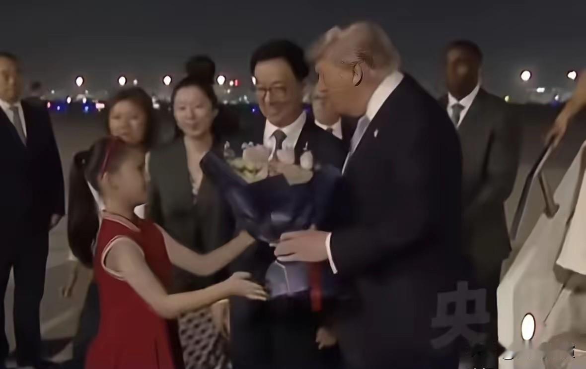 在今晚的迎接仪式中

最让人心里暖暖的，不是整齐的仪仗队，也不是现场热情围观的人