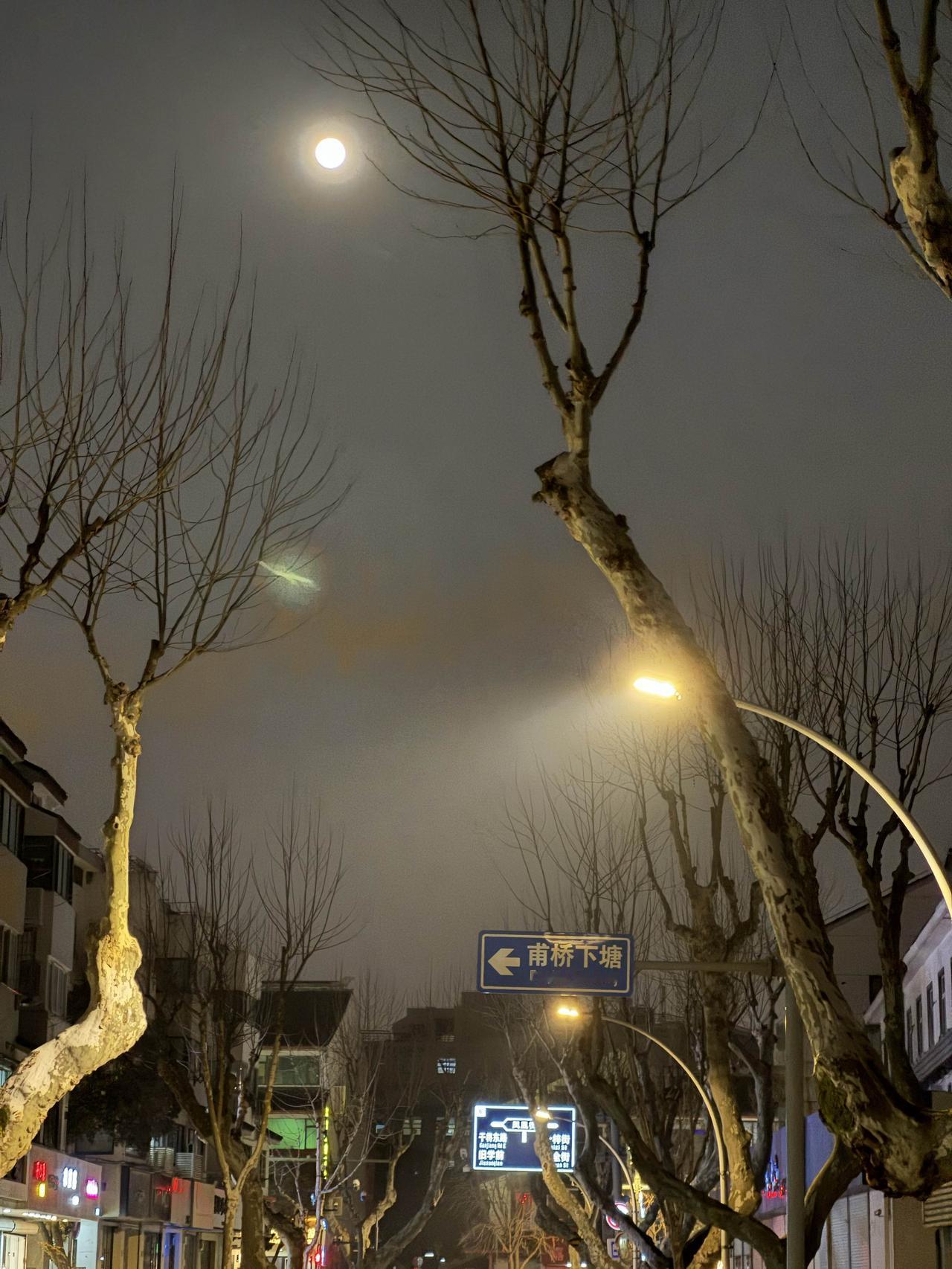 分享你随手拍的风景是月亮提醒了我，昨天是腊月十五。