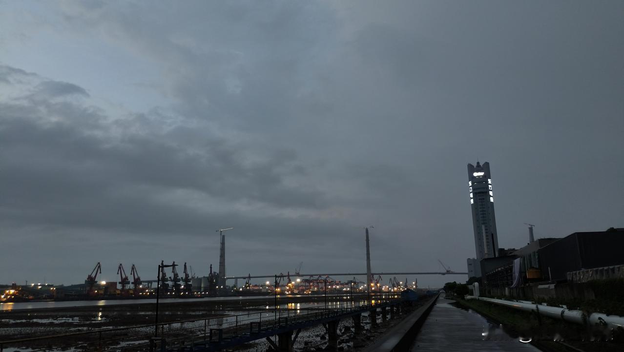 暴雨来临前的甬江入海口。
旁边就是镇海码头，不得不说夜景别有一番风味。