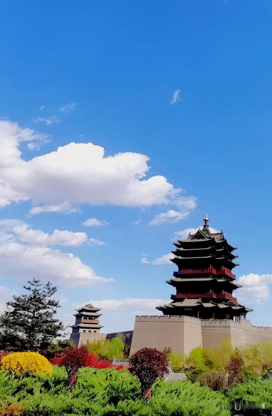 风景优美的大同古城（原创）
大同古城，岁月勾勒出它的雄浑轮廓。城楼翘角飞檐，在澄