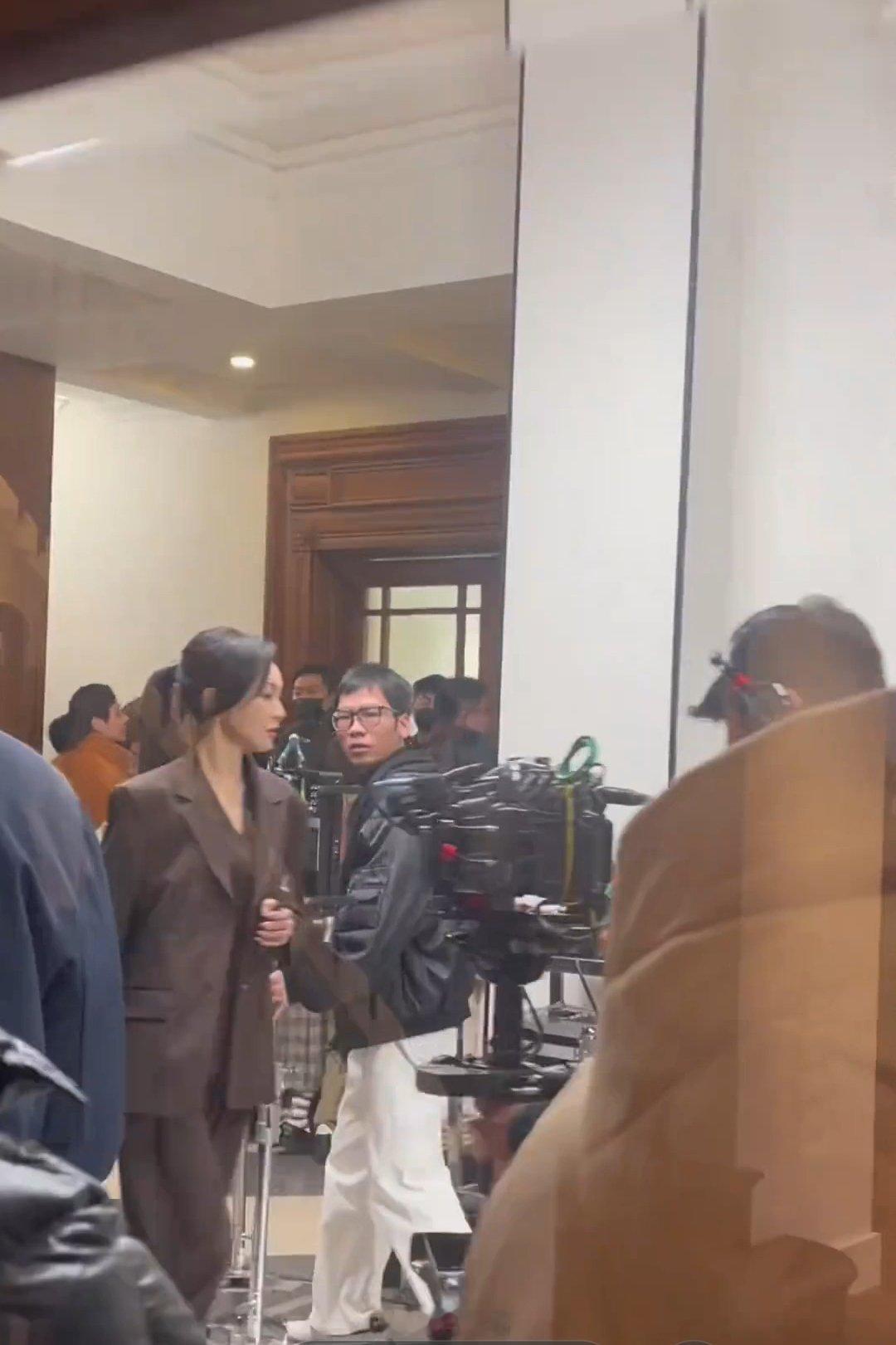 唐嫣广告拍摄路透，终于看到唐嫣营业了 她还穿的这套羽绒服！ 