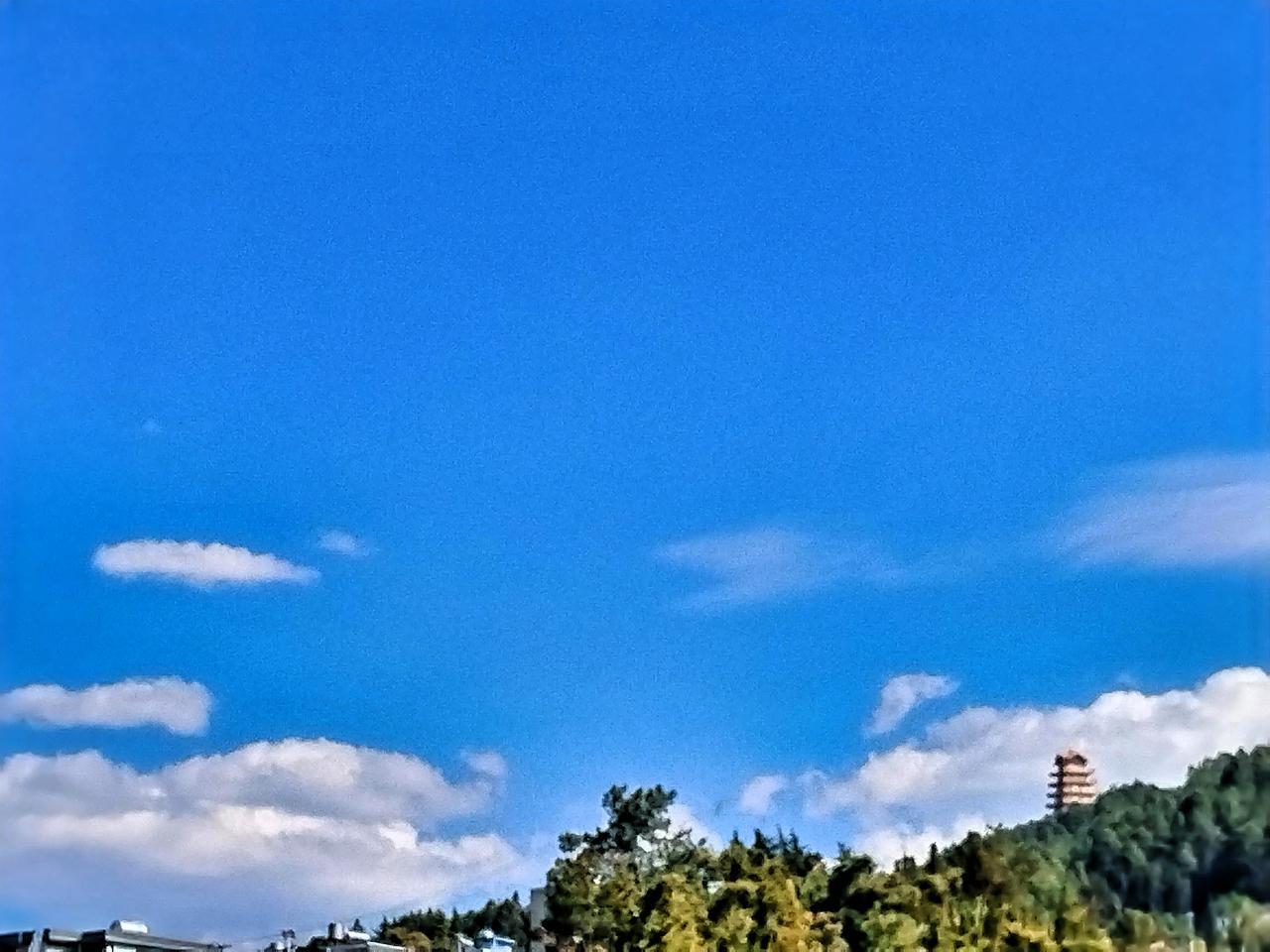 蓝天白云，轻风云淡，风景如画。