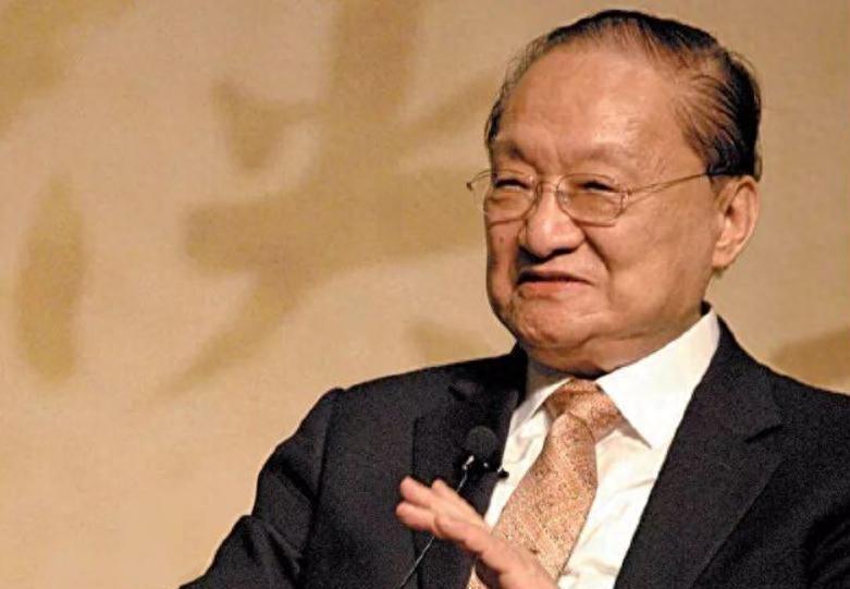 岳不群谢幕后，另一位剑术高强的高手继任华山派掌门，数十年剑道未遇敌手，可谓无败战
