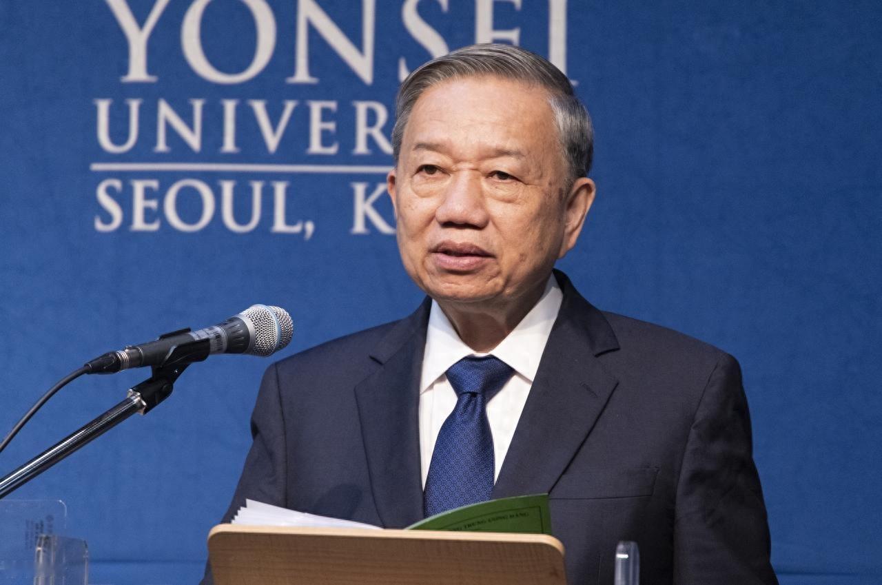 越南这几天开会，范明政那张脸黑得都能拧出水了。镜头扫过他，就没见个笑模样。为啥？