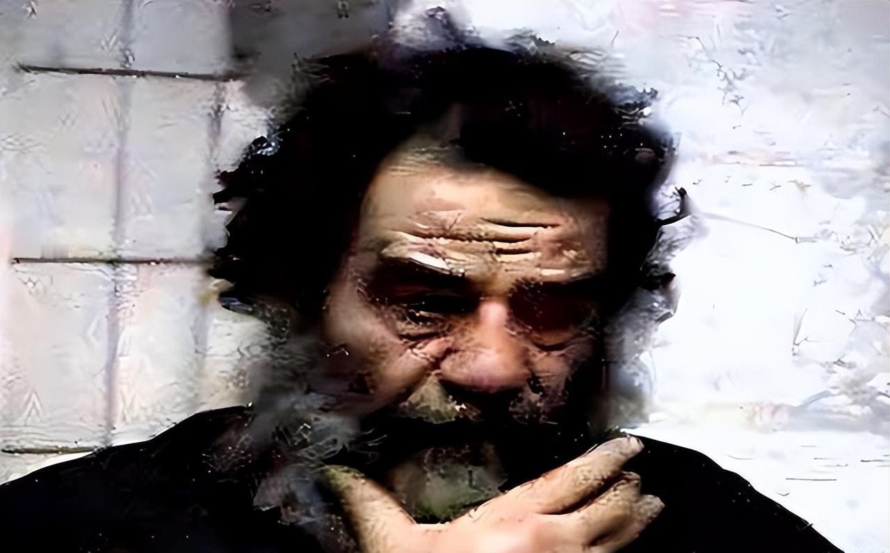 萨达姆受刑前一直摸胡子,大家以为他害怕,唯独他女儿明白是暗号。
萨达姆被捕的过程